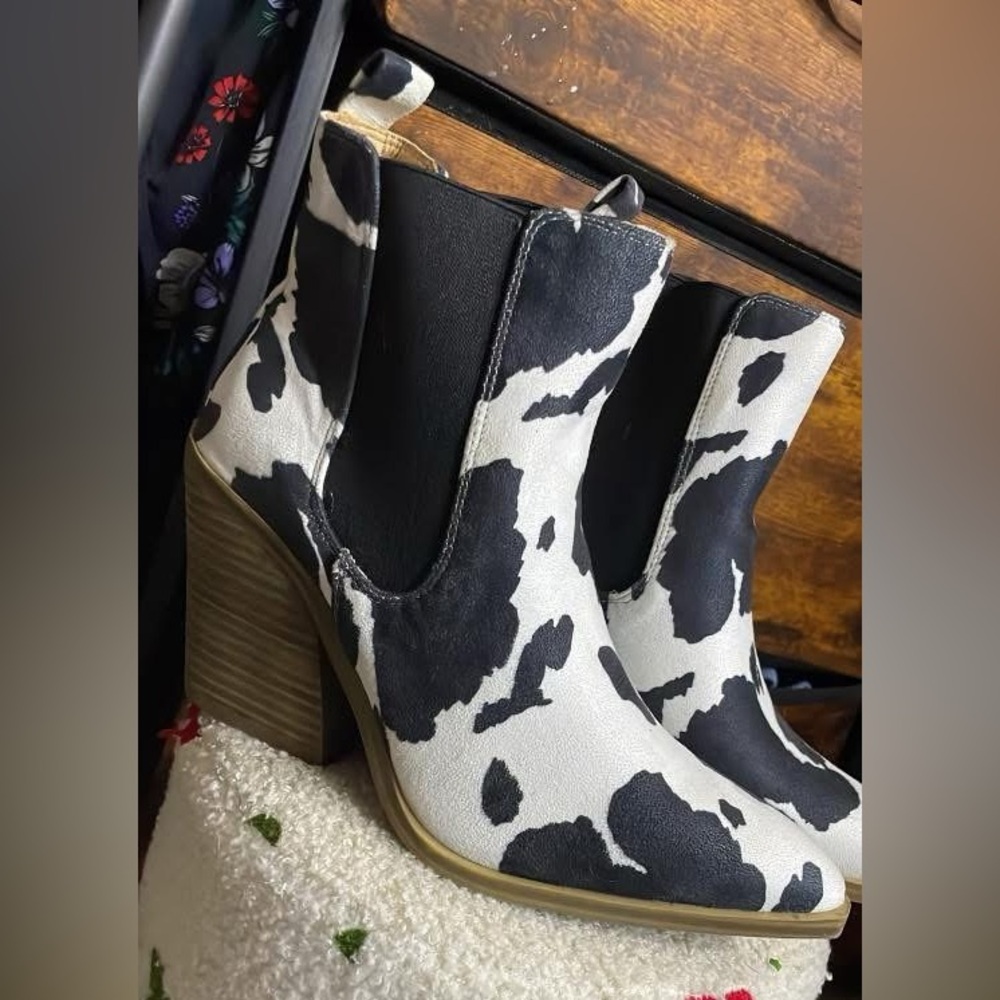 Stylish Cow Print Women's Ankle Boots